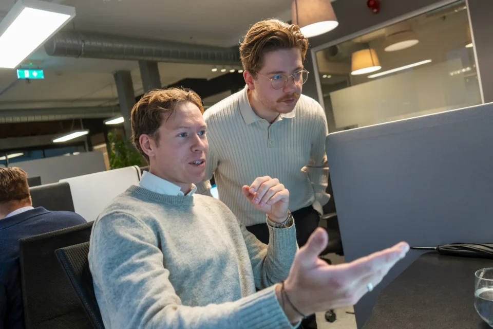 To personer som jobber sammen på et felleskontor