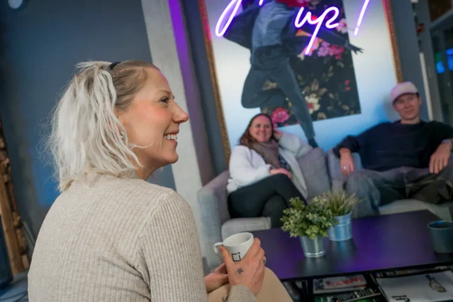 Tre personer rund et bord som drikker kaffe på Bergen.Works