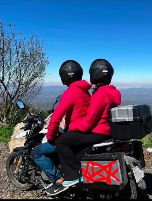 Two persons on the motorcycle tour in Tonina